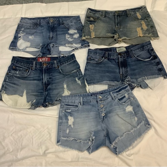 5 Pairs of Jean Shorts
All Shorts have the same Measurements - Picture 6 of 6